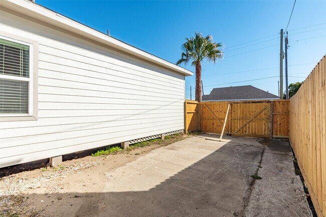 Building Photo - 4302 Avenue R 1/2