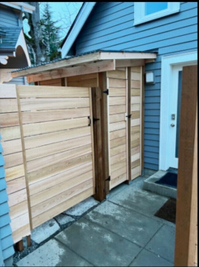 Building Photo - Knott House