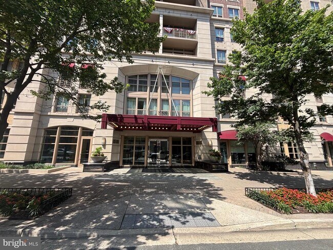 Building Photo - 888 N Quincy St