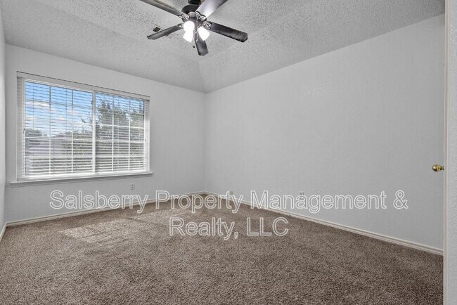 Building Photo - 1105 Hall Dr