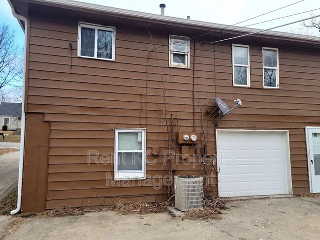 Building Photo - 5707 NE 51st St