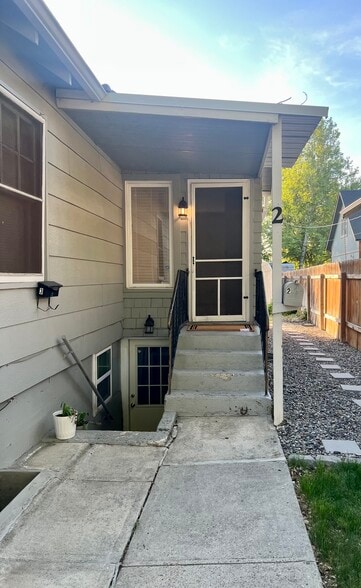 Entry - 711 10th Ave S