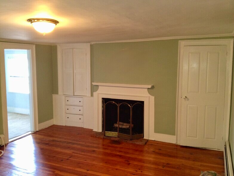 Living Room with fireplace & built in - 10 Mall St