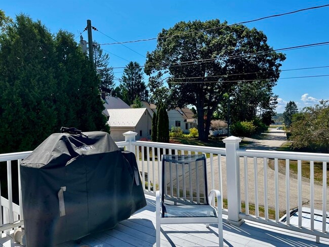 Building Photo - 15 Manor Dr