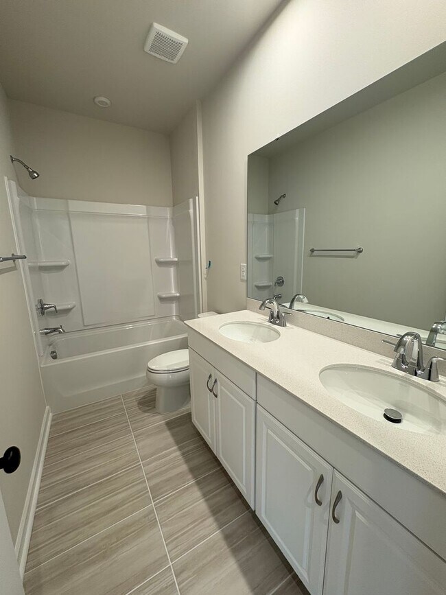 Building Photo - Beautiful End Unit Townhome in Griffith Lakes
