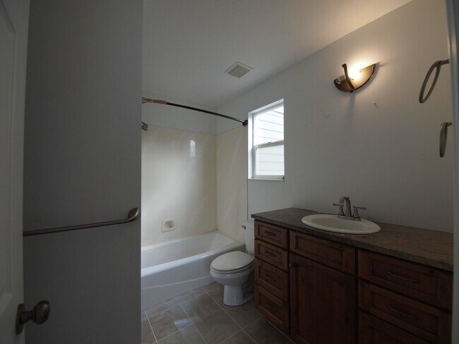 Building Photo - 1448 Willow Valley Dr