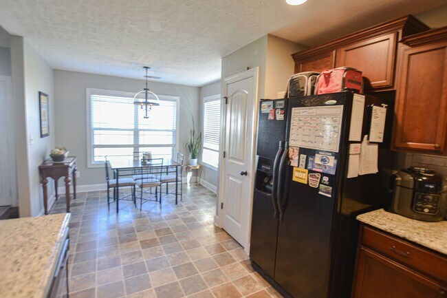 Building Photo - Pet Friendly Three Bedroom!