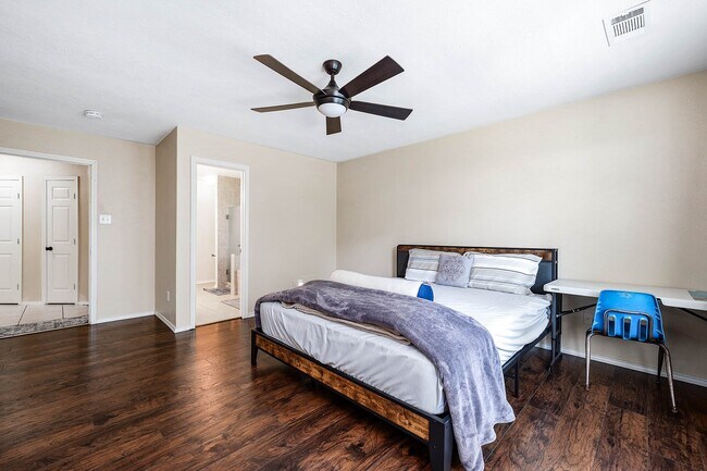 Building Photo - 6210 Newbury Dr