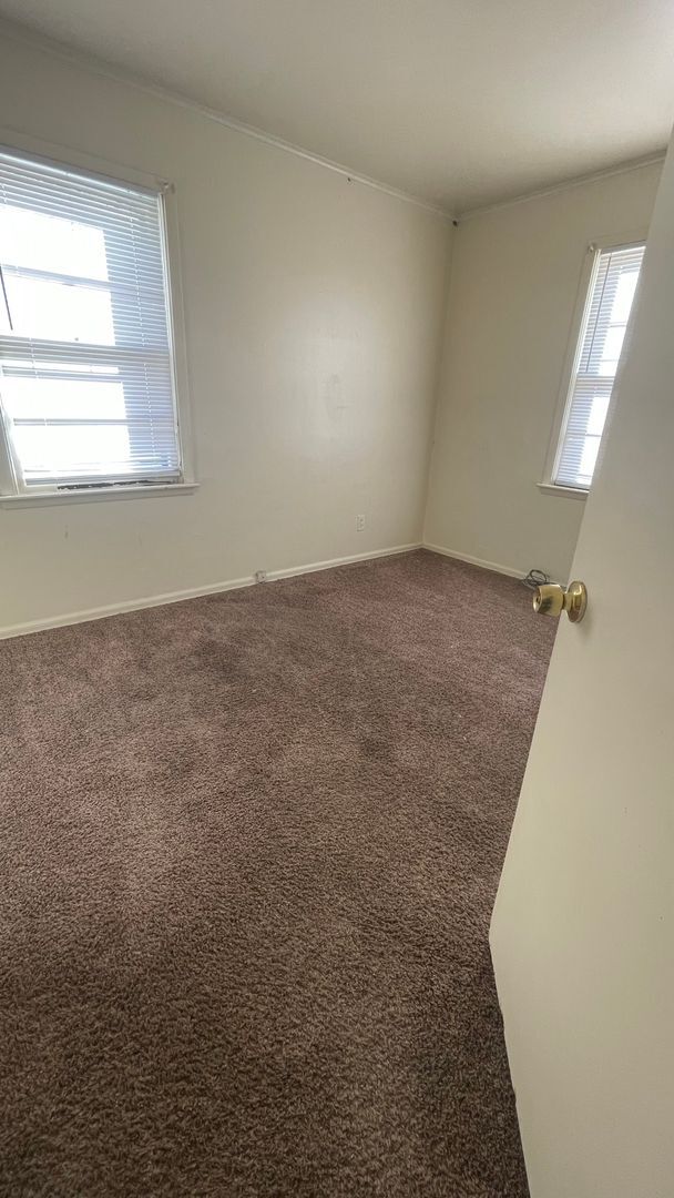 Building Photo - Large 3 bedroom w/ 2 living areas
