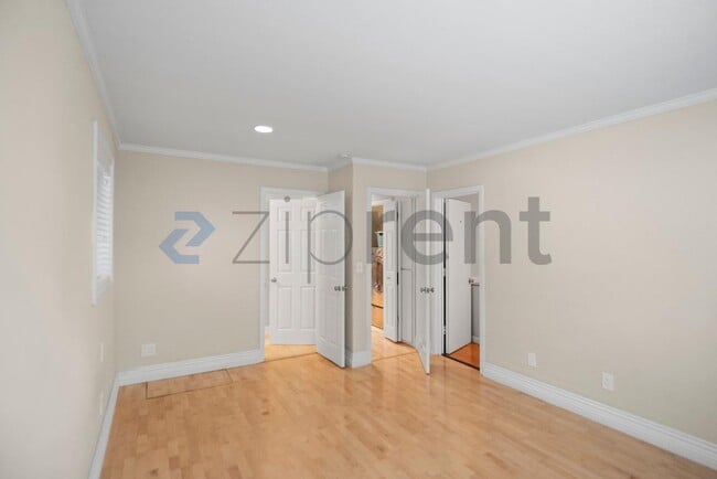 Building Photo - 14541 Oak St