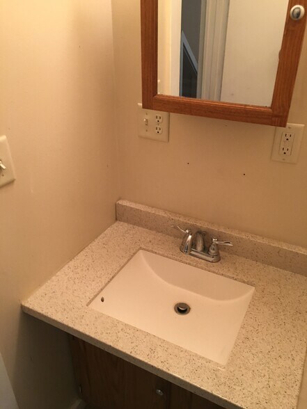 Building Photo - 365 National Rd