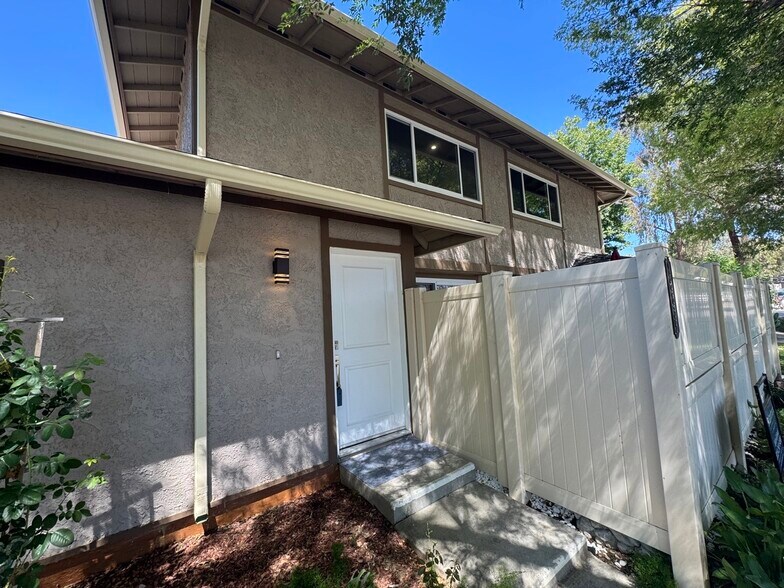 Building Photo - 28835 Conejo View Dr