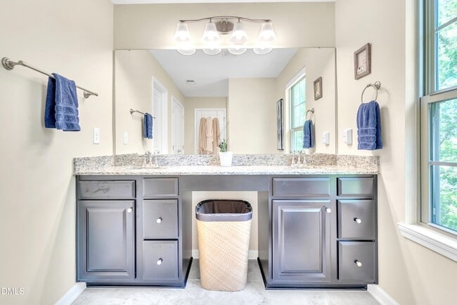 Building Photo - 899 Legacy Falls Dr S