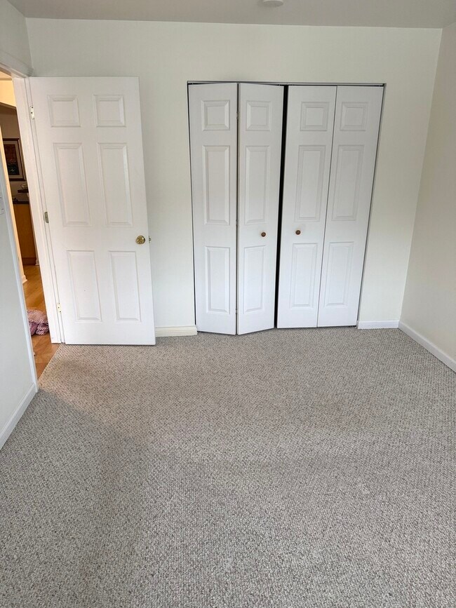 Building Photo - 456 E Spruce Dr