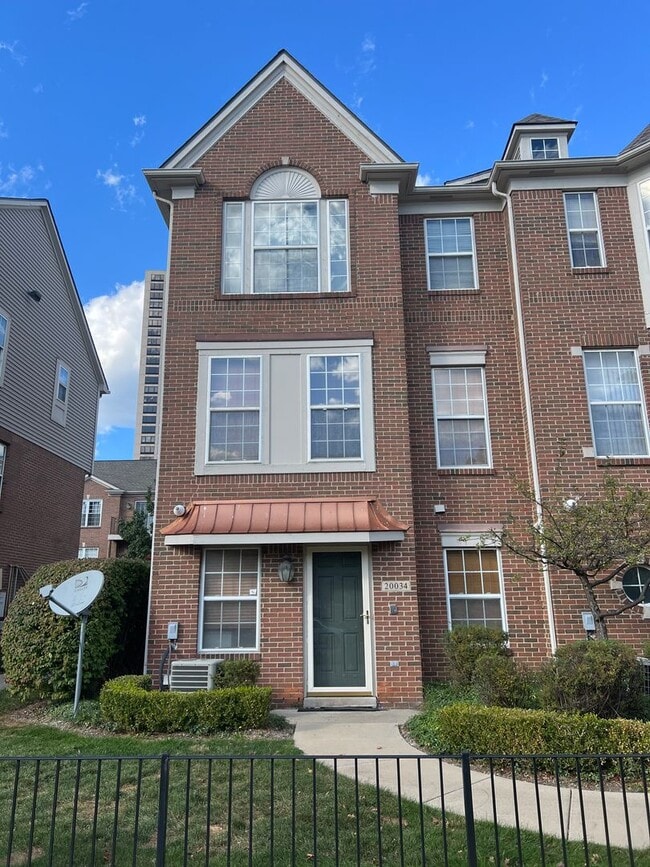 Primary Photo - Beautiful Southfield Condo