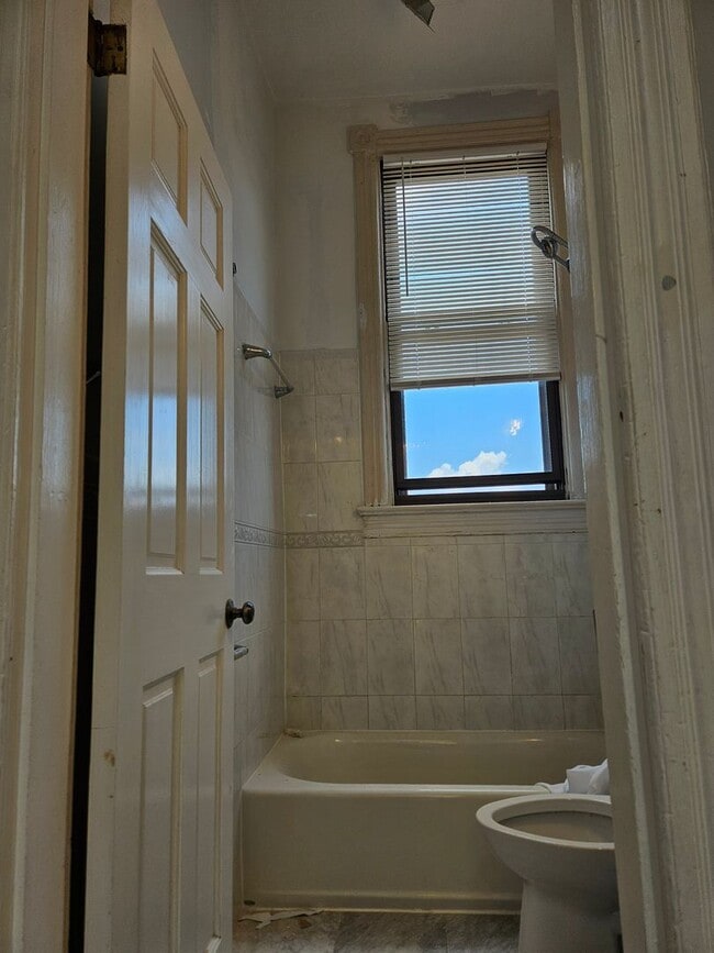 Building Photo - Charming 3BR Rowhome in Bloomingdale