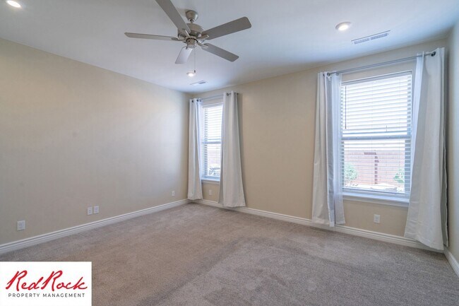 Building Photo - Stunning 4 Bedroom Home. Dog friendly!
