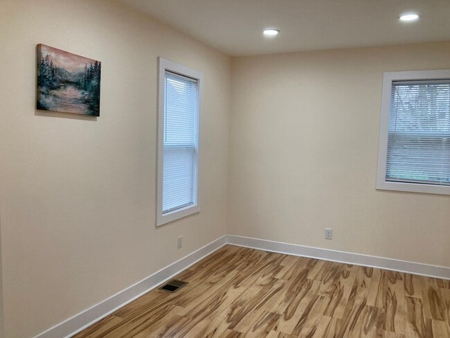 Building Photo - 2 Bedroom  Renovated Century Home Modern S...