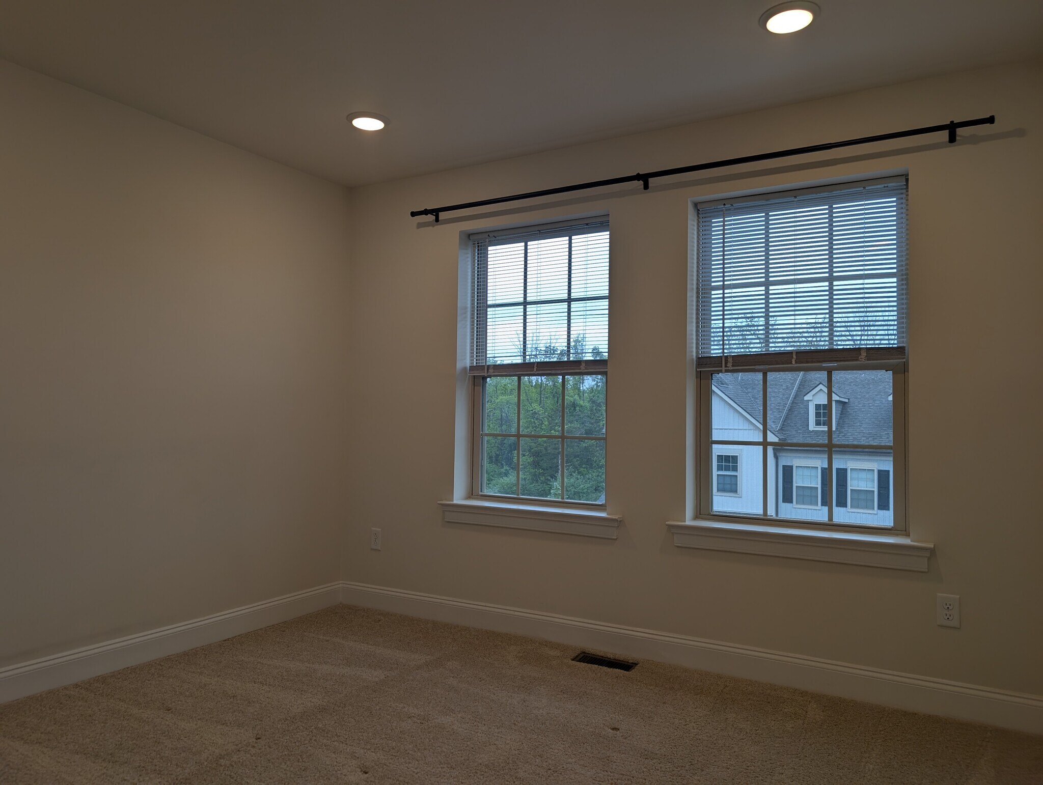 Building Photo - 35 Dahlia Dr