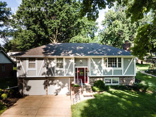 Building Photo - Beautifully updated split level with Finis...