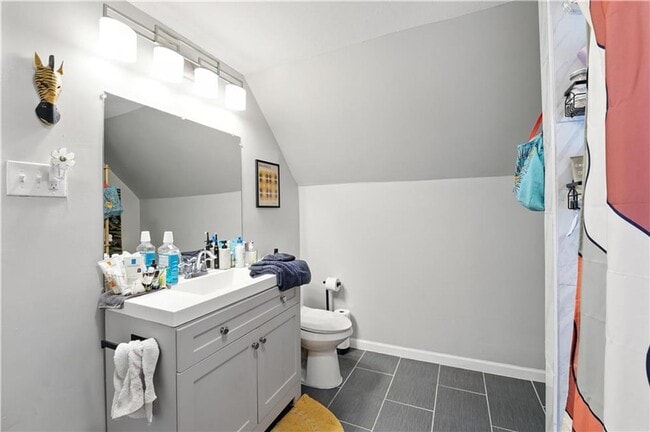 Building Photo - Great 2 bedroom 2 FULL bathrooms remodeled...