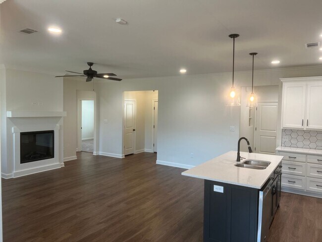 Building Photo - Charming 3 Bed 2 Bath Home