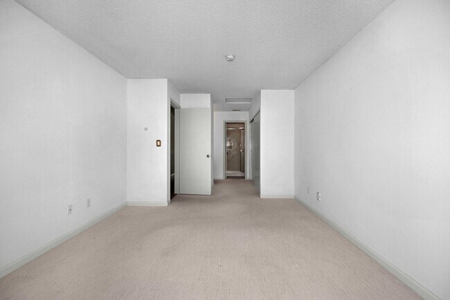 Building Photo - Update and Move-In Ready, 2BD/2BA, End-Unit Upper-Level Condo in Fostoria Terrace- DANVILLE
