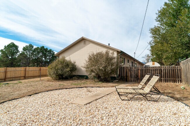 Building Photo - 2610 E Pikes Peak Ave