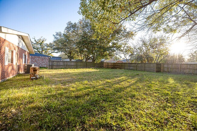Building Photo - 3 Bed 2 Bath home in Pascagoula near the beach.