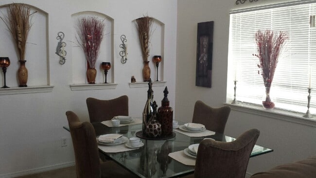 Building Photo - Sandstone Ranch Estates 4bed/2.5bath Refrig A/C!