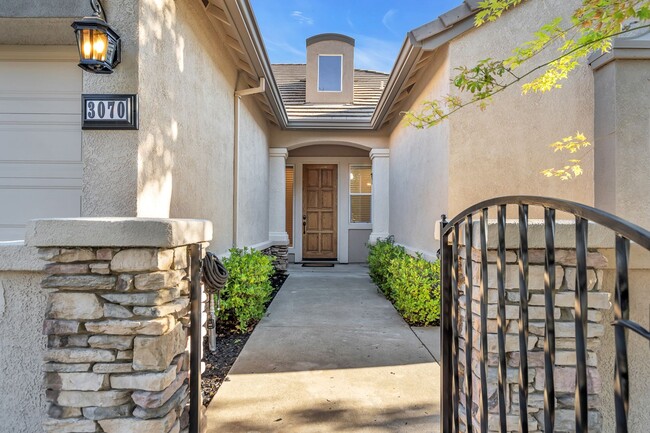 Building Photo - Gorgeous Single Story Home with a Sparklin...