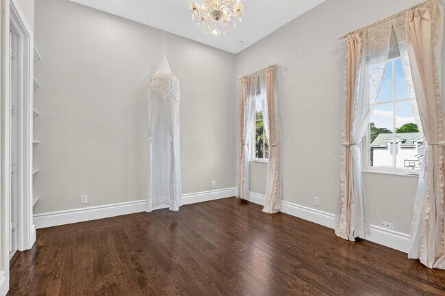 Building Photo - 200 NW 10th St