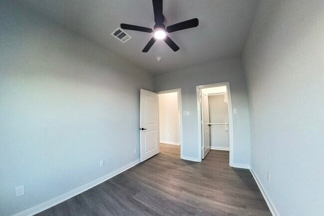 Building Photo - 2832 Mansfield St