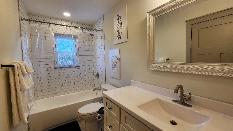 Building Photo - 1704 S Forest Dr