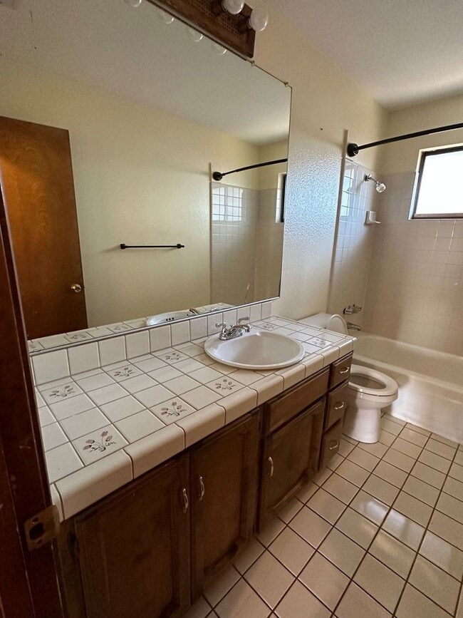 Building Photo - Coming Available 3 Bedroom