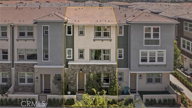 Building Photo - 323 Adela