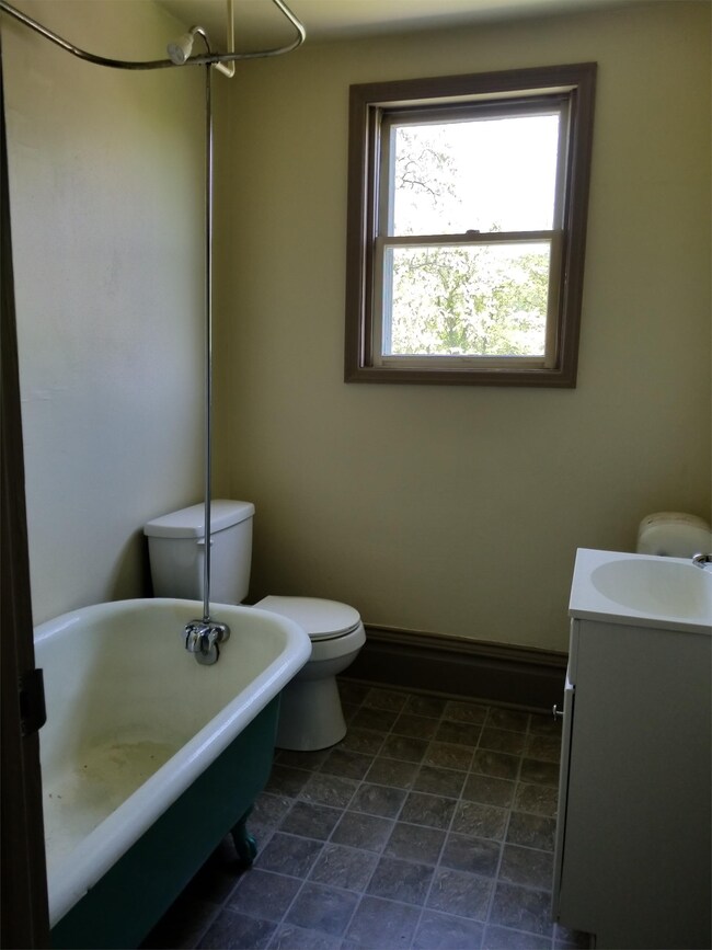 Building Photo - 23 E Ridge St