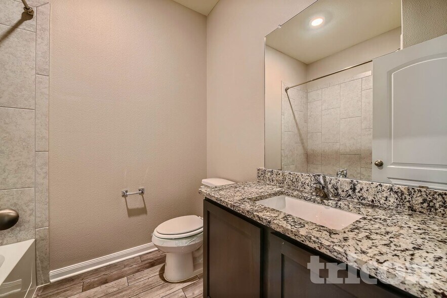 Building Photo - 1833 Chesapeake Dr