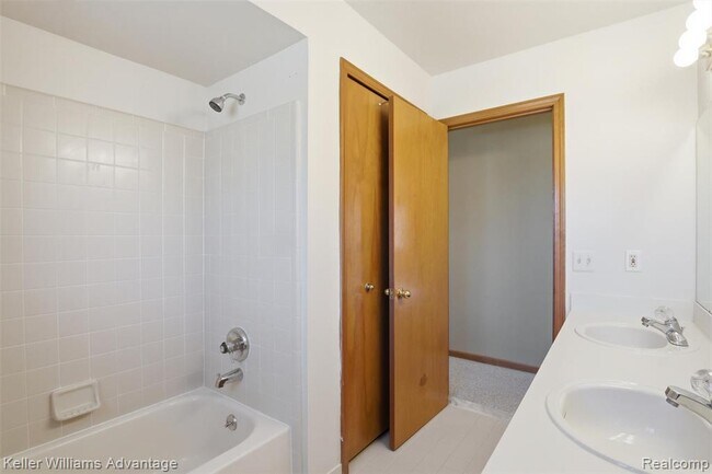 Building Photo - 40051 Finley Dr