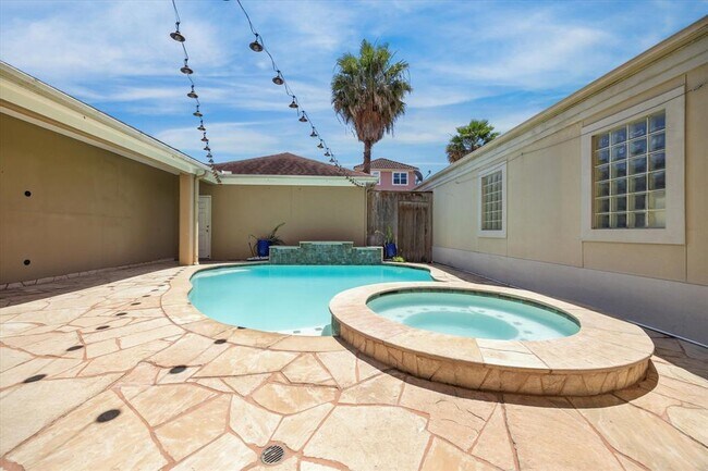 Building Photo - 5512 Val Verde St