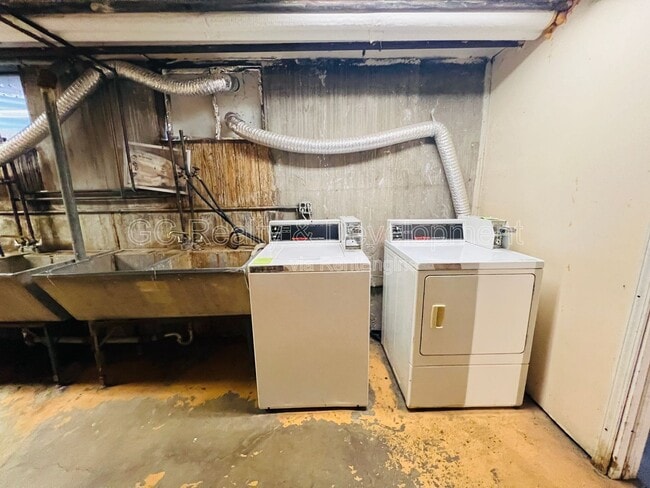 Building Photo - 1711 W Estes Ave