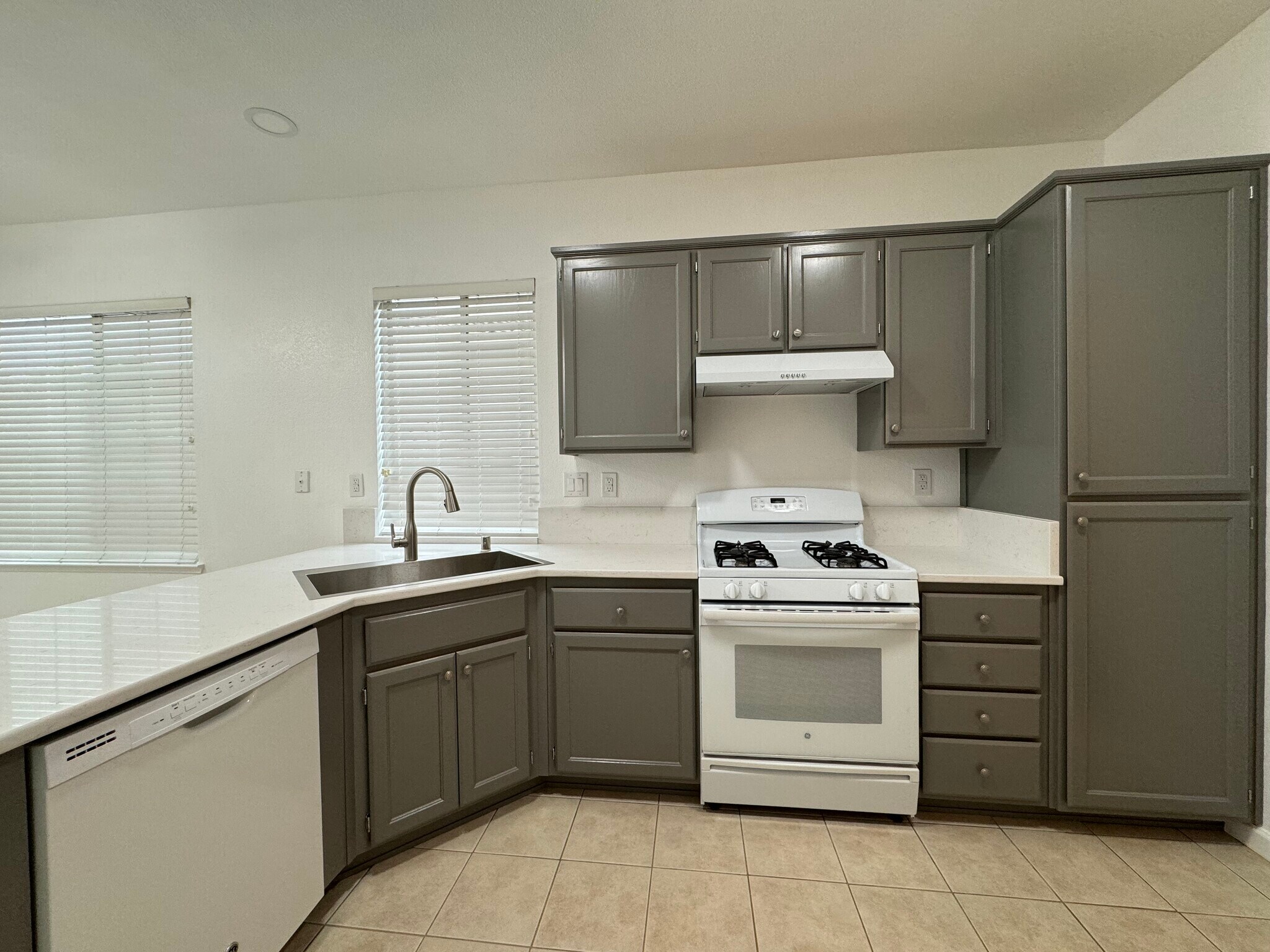 Building Photo - 905 Sapphire Cir