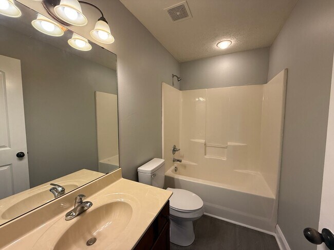 Building Photo - Spacious 3 bedroom, 2 bath house near GM, Magna, and Industrial Park.