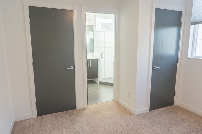 Building Photo - 3bd/3.25ba Seattle Home