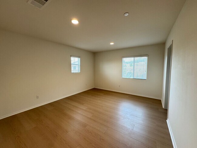 Building Photo - Beautiful 5Bd/3.5Ba Home in Cul-de-Sac in Riverside w/new Turf Back Yard and New Carpet!