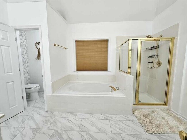 Building Photo - 997 Summer Forest Dr