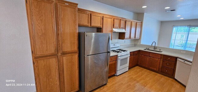 Building Photo - SCRIPPS RANCH - Ivy Hill - Nice 3 Bedroom / 2.5 Bath Townhouse.  AVAILABLE 08/17/2026.