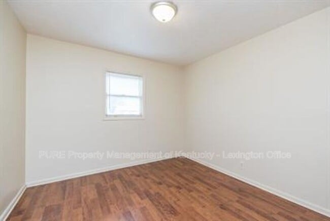 Building Photo - 233 Landings Dr