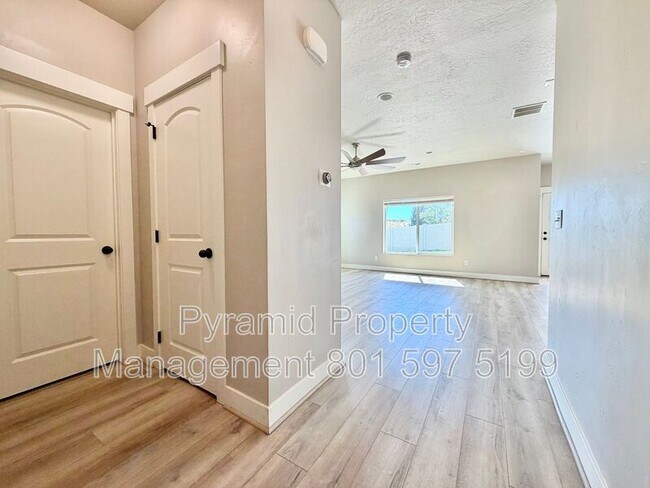 Building Photo - 673 W Beth Cir