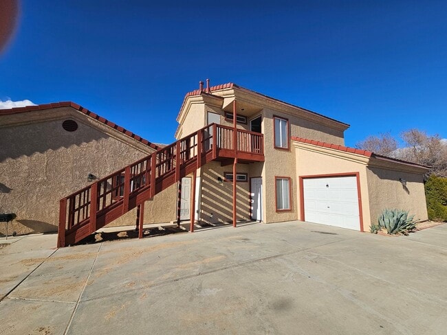 Building Photo - Upstairs/ Spacious/ 2 bedrooms / 2 bathrooms